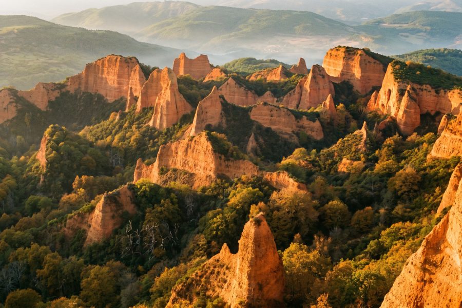 Paisaje de picuezos rojizos y castaños en Las Médulas al atardecer
